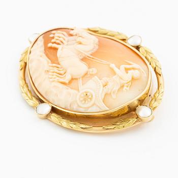 Brooch, 18K gold with shell cameo in the form of possibly Helios.