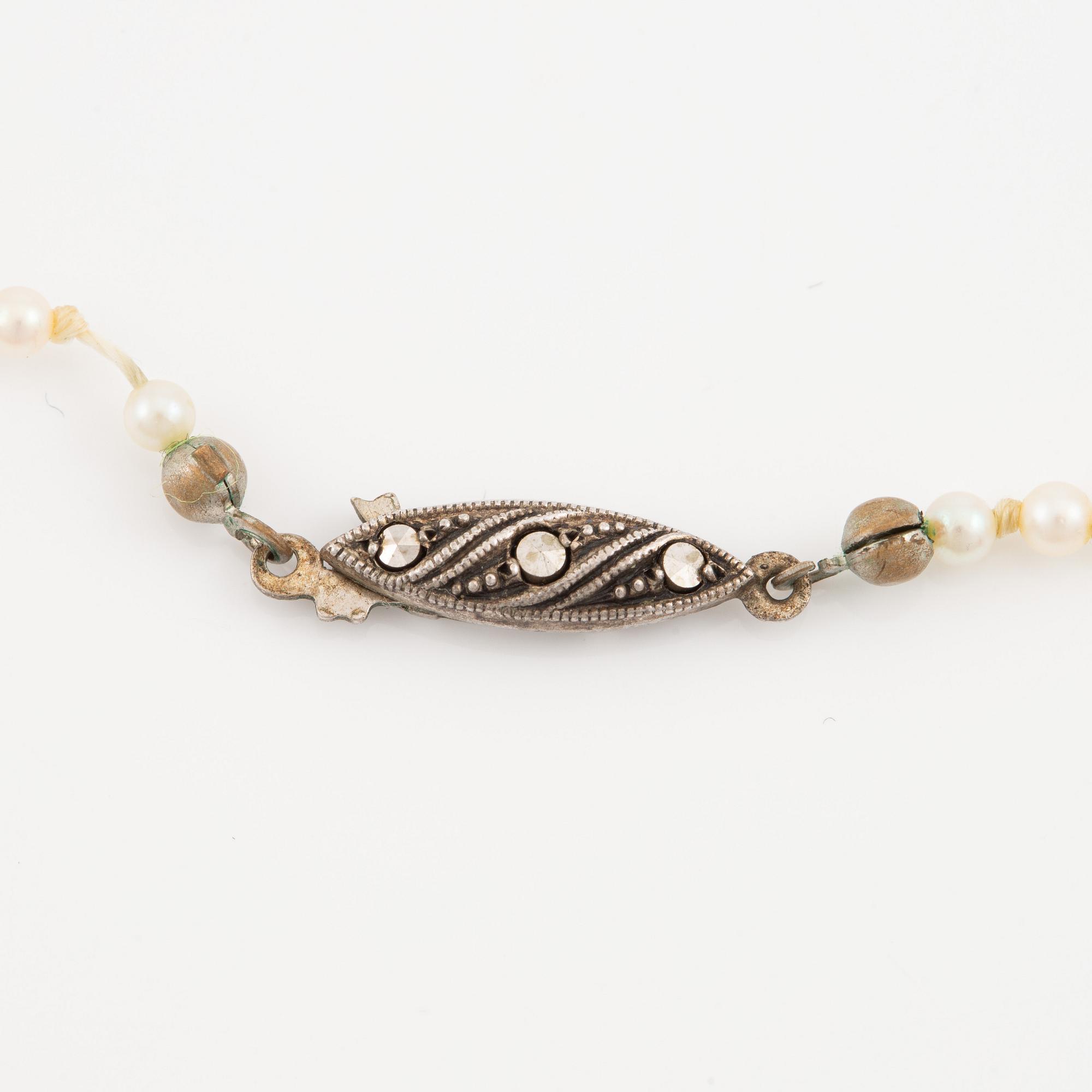 Pearl necklace, two pieces with graduated pearls, clasp silver.