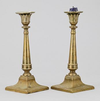 LJUSSTAKAR, ett par, brons, empirestil, omkring 1900.