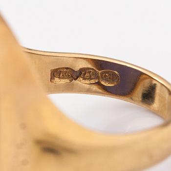 An 18K gold ring with a coloured chalcedony. Kalevi Piirainen, Helsinki 1980.
