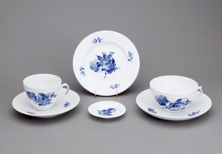 KAFFE- och TESERVIS, porslin, 46 delar, "Blå Blomst", Royal Copenhagen.