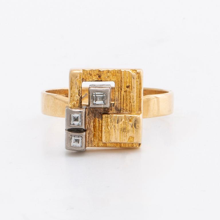 LAPPONIA RING 18k gold w 3 baguette-cut diamonds approx 0,10 ct in total.