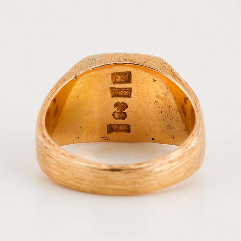 18K gold ring.