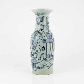 A Chinese porcelain vase, Qing dynasty, late 19th Century.