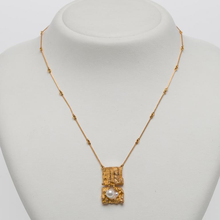 A NECKLACE, 14K gold, cultured pearls. Björn Weckström, Lapponia, Helsinki.