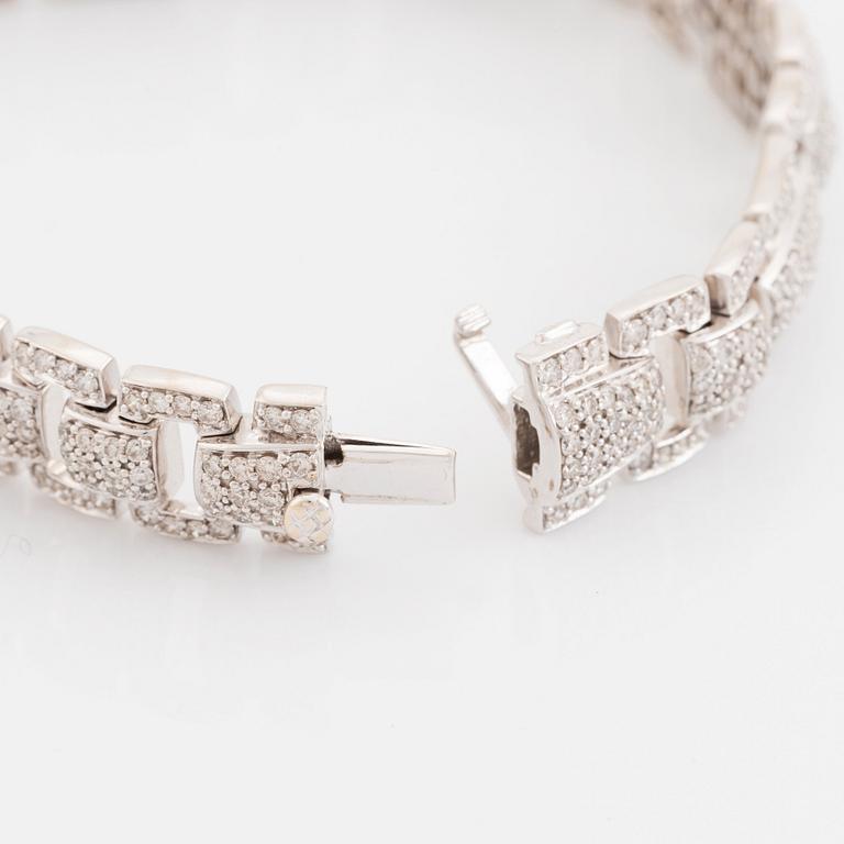 An 18K white gold bracelet set with round brilliant-cut diamonds.