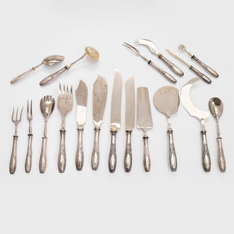 A 16-piece set of serving cutlery, silver handles with steel blades, Russian import marks, Riga 1908-1926.