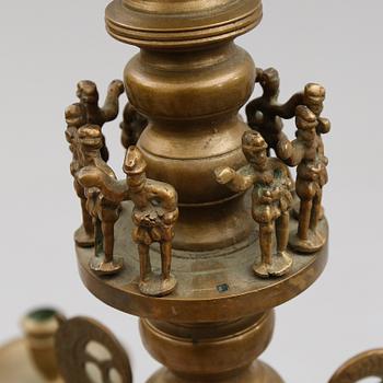 TAKKRONA, malm, 1900-talets första hälft. Höjd ca 80 cm.