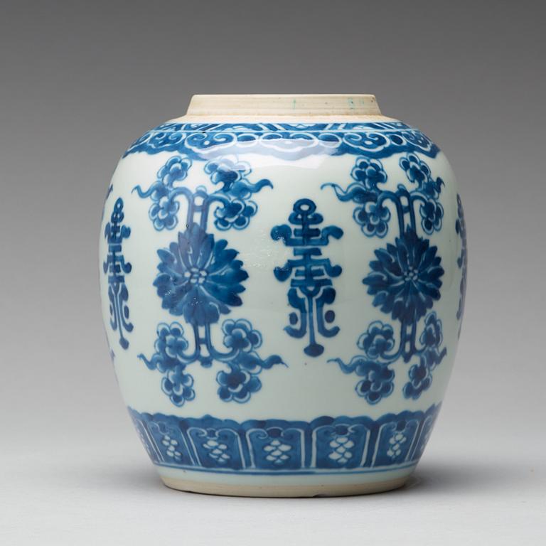 A blue and white jar, Qing dynasty, Kangxi (1662-1722).