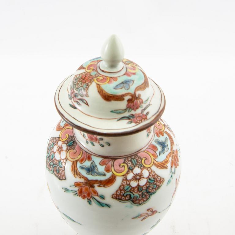 Lock urn China Qianlong 18th century porcelain.
