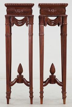 PIEDESTALER, ett par, Ny Louis XVI, sent 1800-tal.