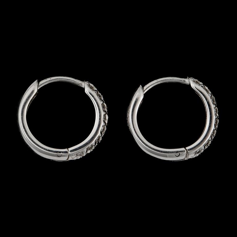 ÖRHÄNGEN, ett par, 14k vitguld med 50 briljantslipade diamanter tot ca 0,35 ct. Total vikt ca 3,39gram.