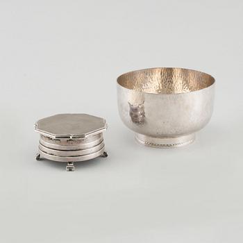 A 20th century silver box and bowl from England and Sweden, total weight 430 g.