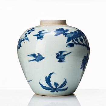 A blue and white Transitional vase, 17th Century.