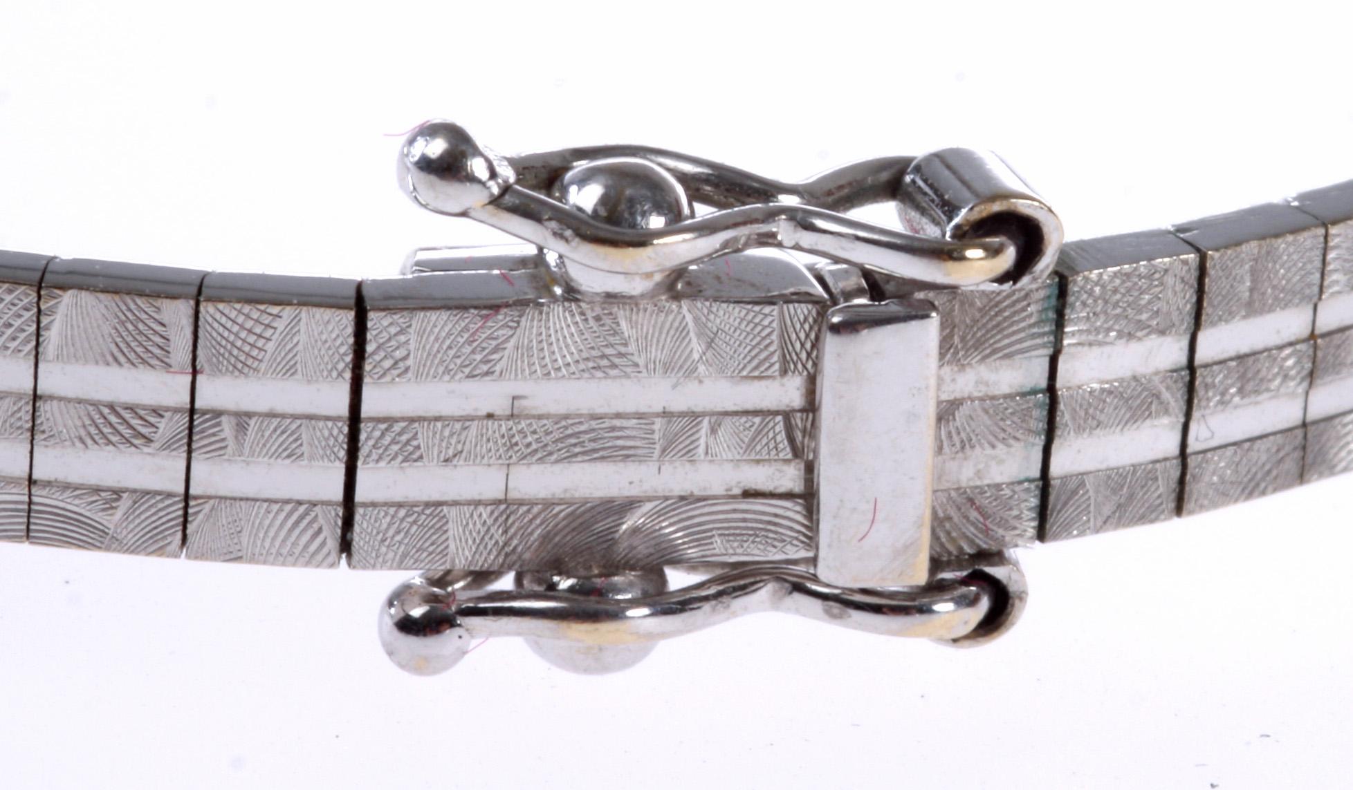 ARMBAND, vitguld, importstämplar. Vikt 15 gram.