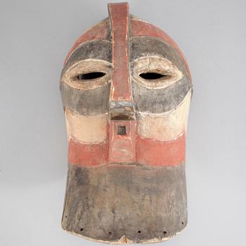 MASK, skuret trä, Afrika, omkring 1900-talets mitt.
