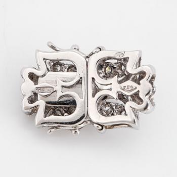 An 18K white gold clasp set with round brilliant-cut diamonds.