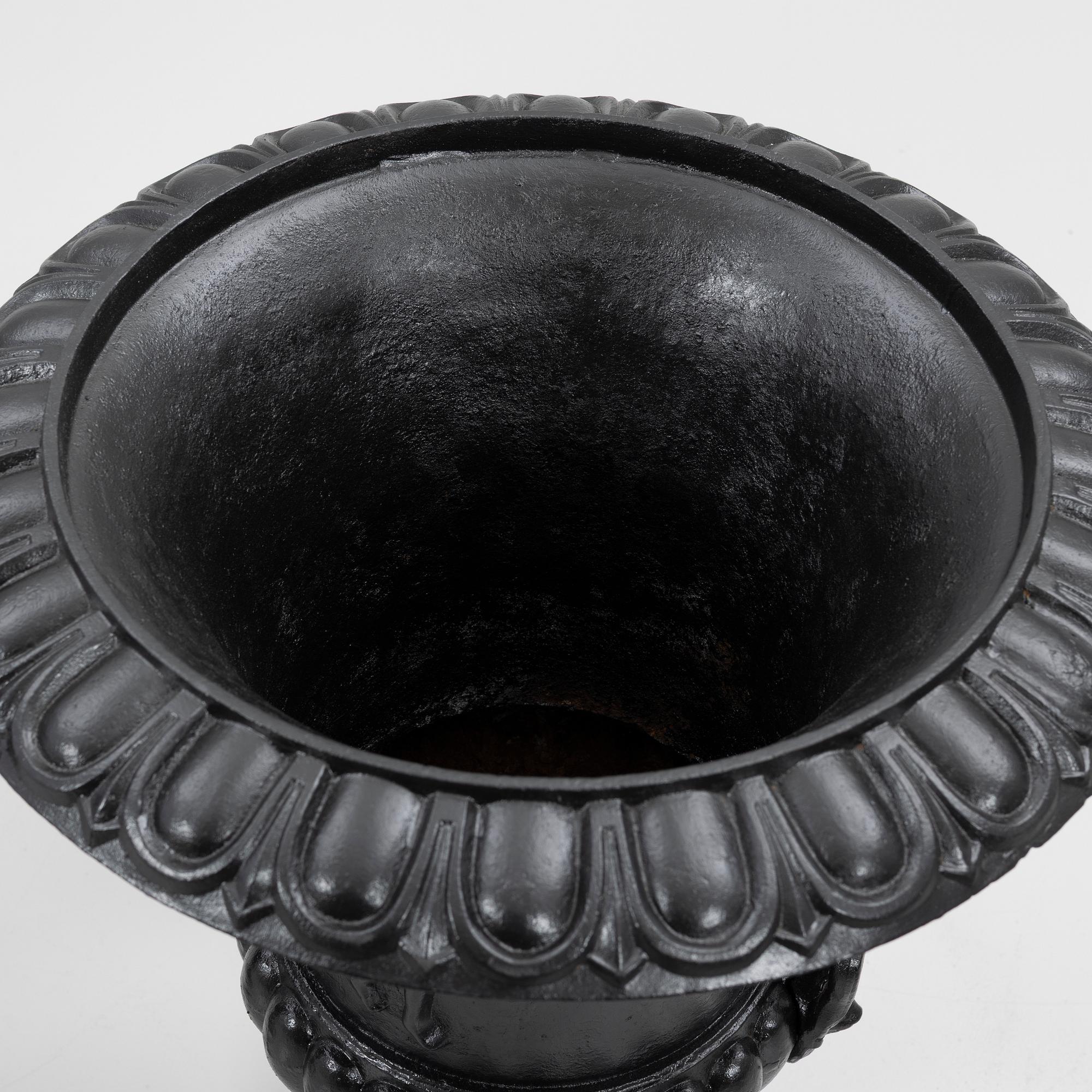 Garden urns, a pair, 20th century.