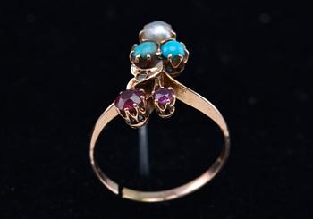 RING, 56 guld, rubiner, pärla, turkoser, diamant. St Petersburg 1898-1903. Vikt 2,3 g.