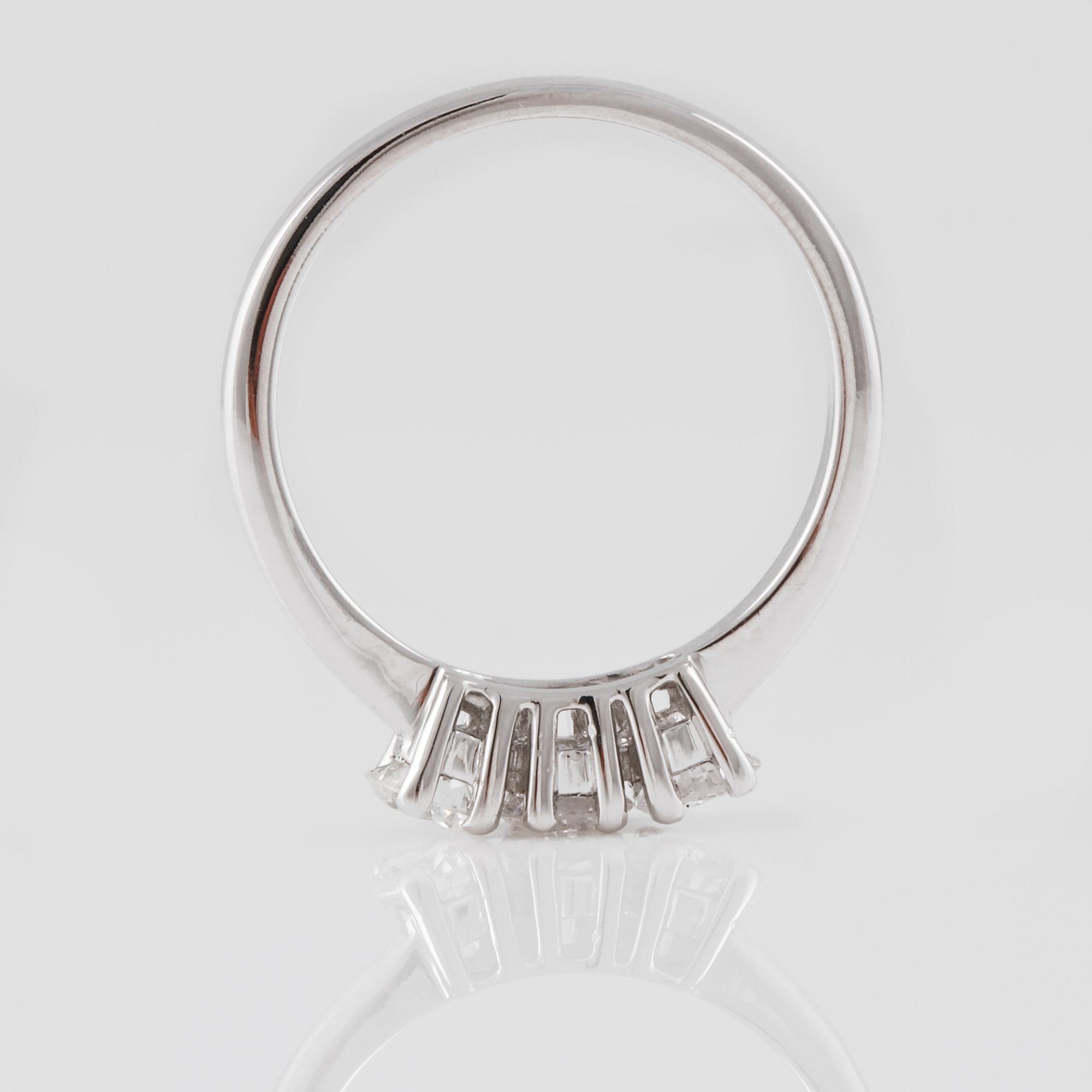 RING, 18K vitguld med briljantslipade diamanter ca 0.78 ct. Vikt 3,8 gram.