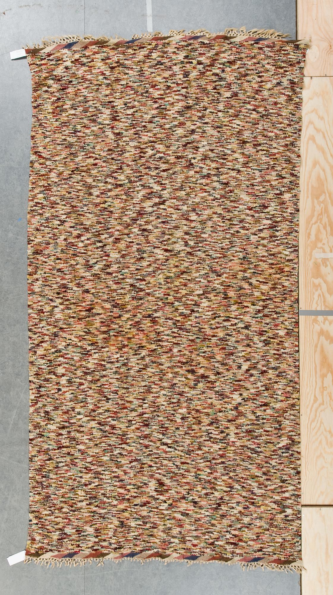 MATTA vävd med chenillegarn i olika färger. 245x131 cm. Sverige/Finland 1900-tal.