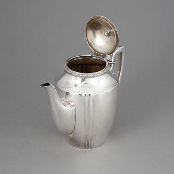 KAFFEKANNA, silver, svenska importstämplar Oscar Bjelke, Örebro, 1922. Vikt ca 487g.