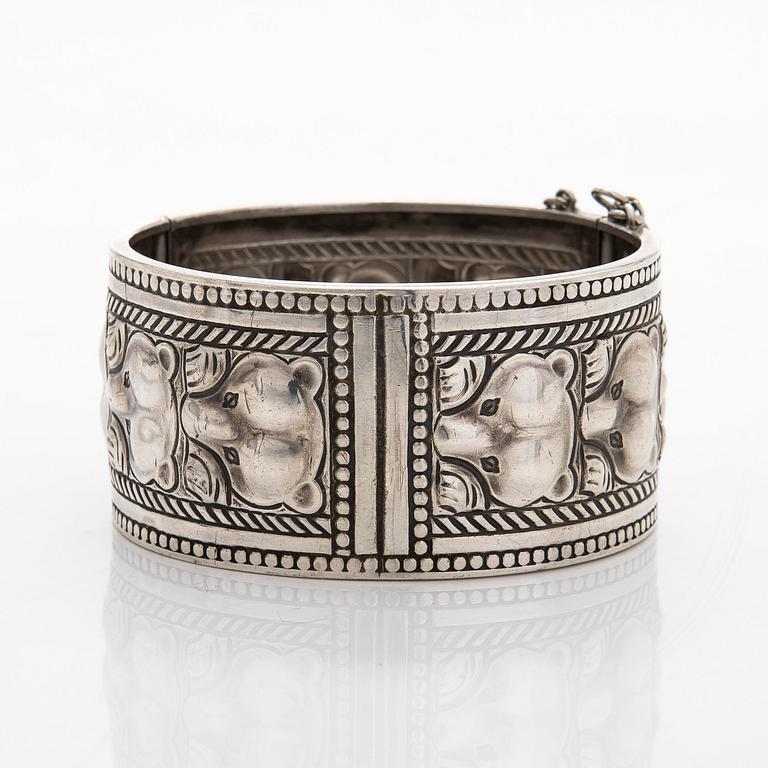 Kalevala Koru, rannekoru, "Karhu", sterlinghopeaa. Helsinki 1980.