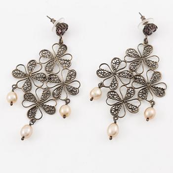 Yvone Christa, två par örhängen, silver, med genombruten dekor, med imitationsstenar.