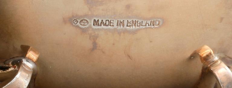 SALTKAR, ett par, samt STRÖARE. Silver, Adie Brothers Ltd., Birmingham, 1900-tal. Tot ca 95 g.