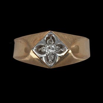 RING, guld 14 K, 5 diamanter, total vikt 6 g.