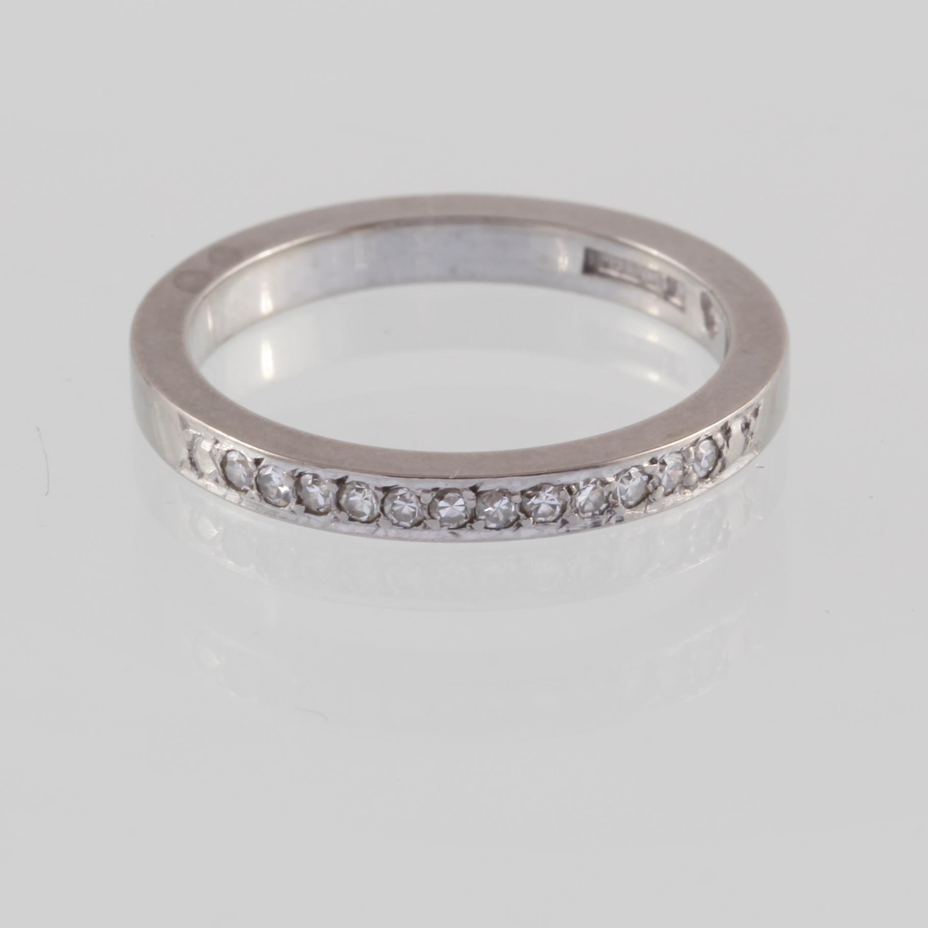 RING, 18K vitguld med åttkantslipadediamanter 0.10 ct, Gustav Dahlgren & Co, Malmö, 1961. Vikt 3,4 gram.