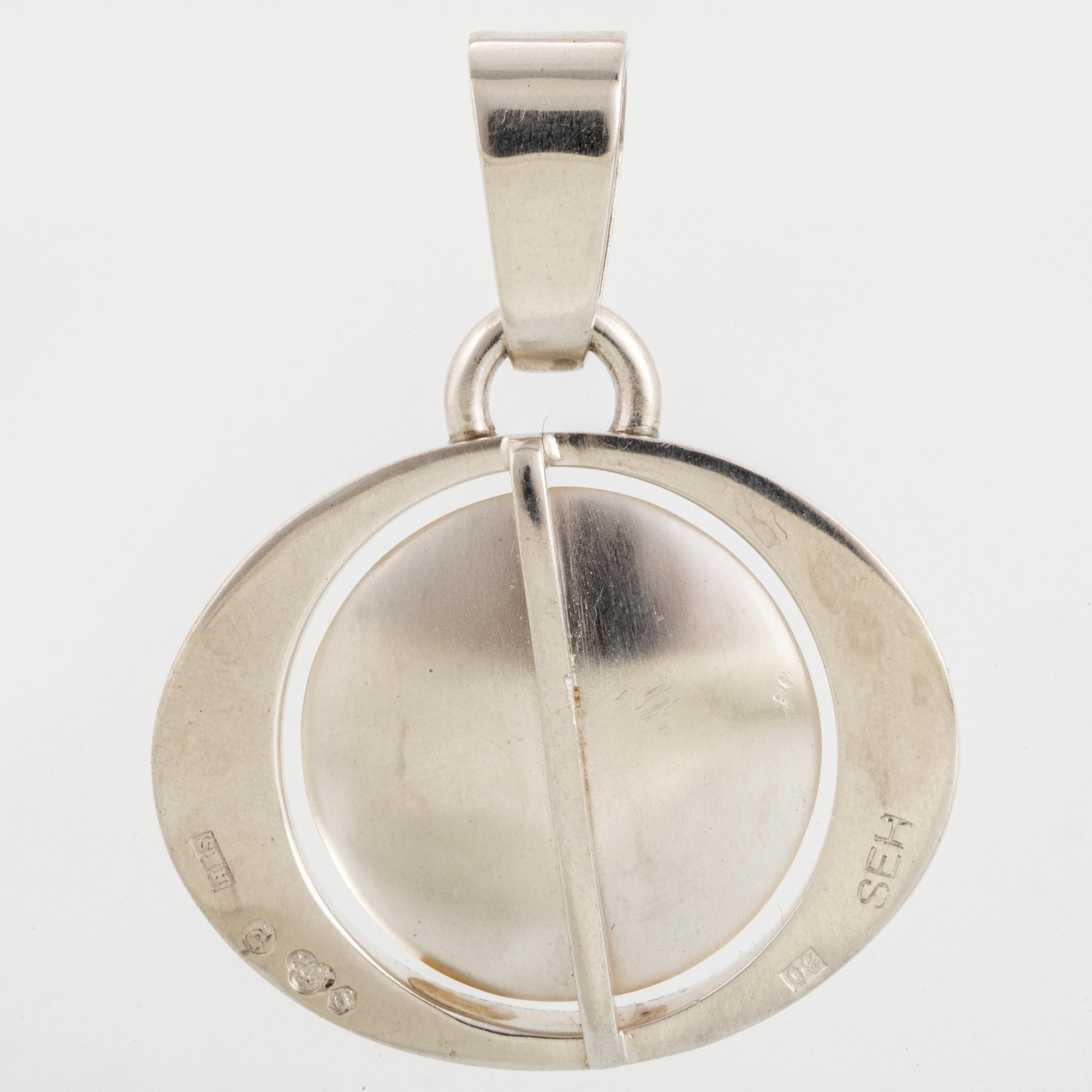 SVEN-ERIK HÖGBERG a silver pendant.