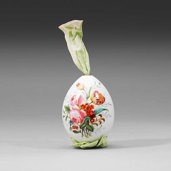 1362. A Russian porcelain egg, late 19th Century.