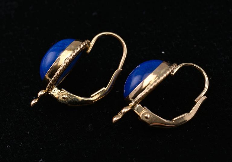 A PAIR OF EARRINGS, lapis lazuli 6.15 ct. 14K gold. Weight 2,7 g.