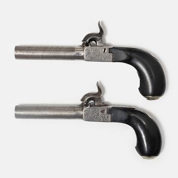 Slaglåspistoler ett par belgiska, i senare schatull, 1800-tal.