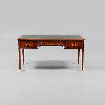 SKRIVBORD, Engelsk stil, 1900-talets andra hälft.