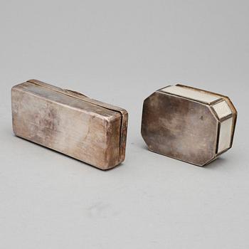 SNUSDOSOR, 2 st. Bl a silver stämplad 1867.