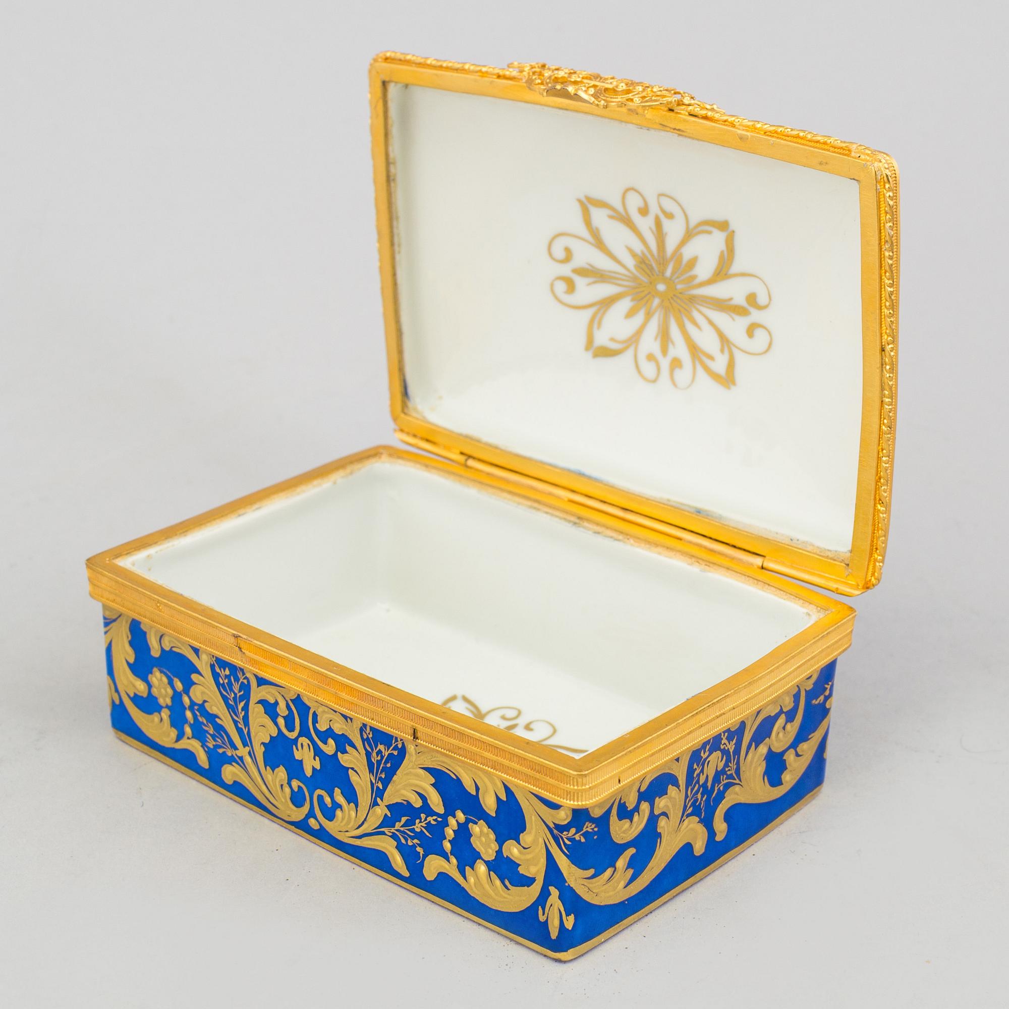 LIMOGES , ASK, porslin, signerad "JJ". Frankrike, 1958.