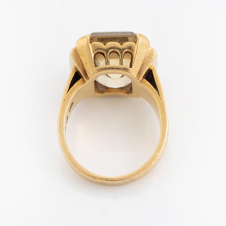 18K gold and emerald cut citrine ring.