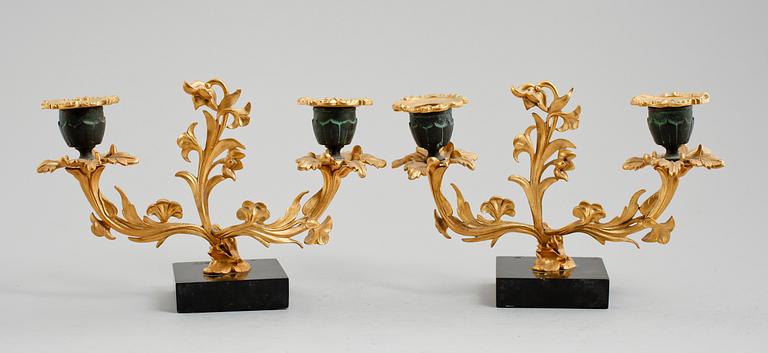 KANDELABRAR, 1 par, brons, rokokostil, 1800-tal.