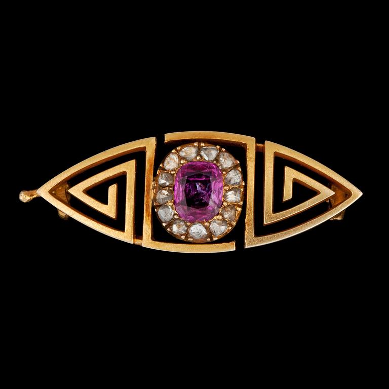 BROSCH, stämplad Fabergé, ca 1899-1908. Rubin och rosenslipade diamanter.
