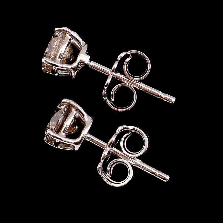 ÖRHÄNGEN, 1 par, 18 k vitguld, briljantslipade diamanter tot 1.55 ct.