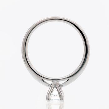 Ring platina med en smaragdslipad diamant 0,73 ct TW (G)/VS2, värderingsintyg Kaplans Stockholm 2020.