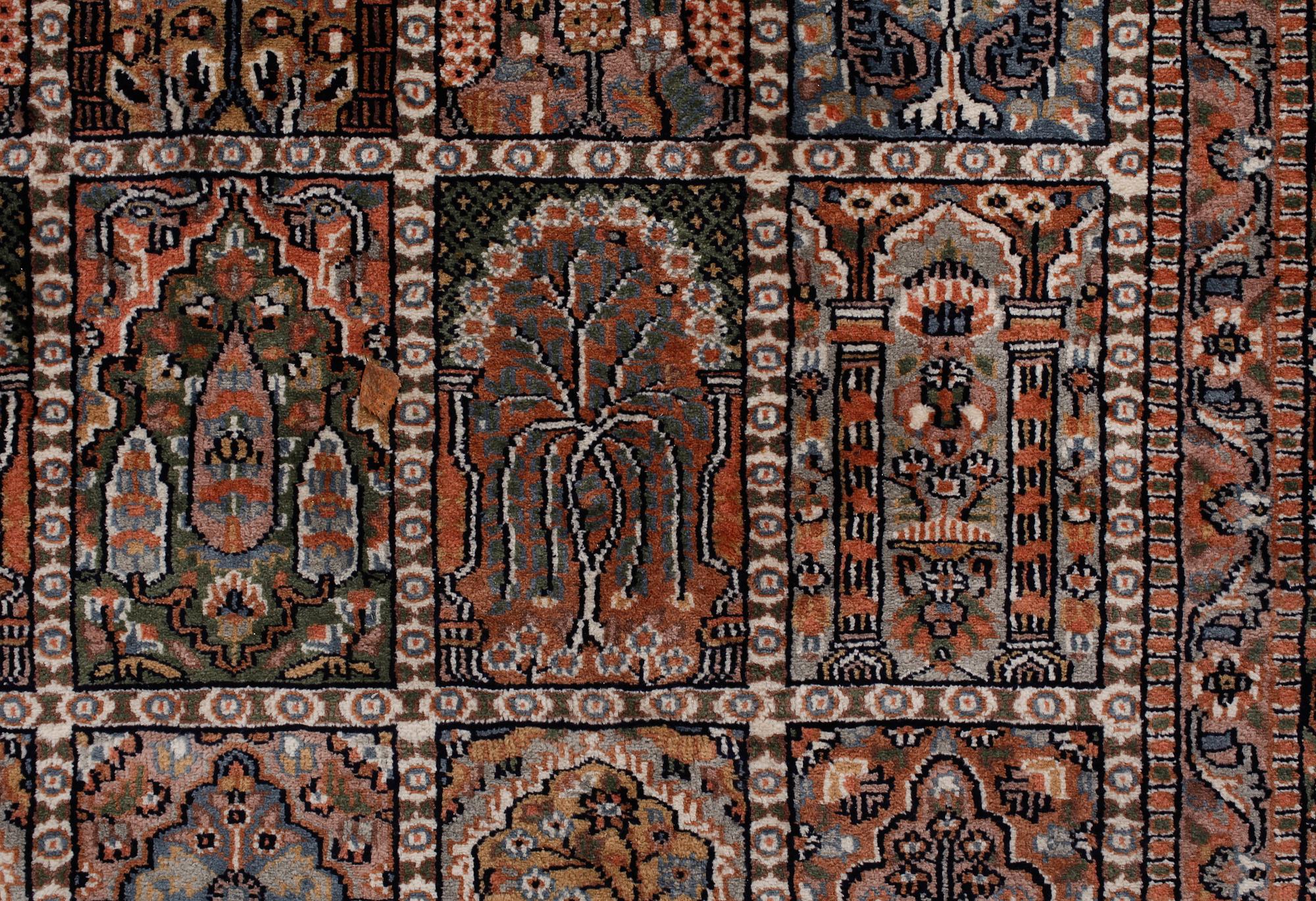 MATTA, troligen Pakistan. 1900-talets senare del, 280 x 186 cm.