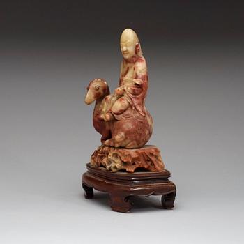 FIGURIN, soapstone. Qingdynastin (1644-1912).