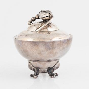 Georg Jensen, sockerskål med lock, "Magnolia/Blossom", sterling silver, Köpenhamn, Danmark 1915-1925, design nr 2E.