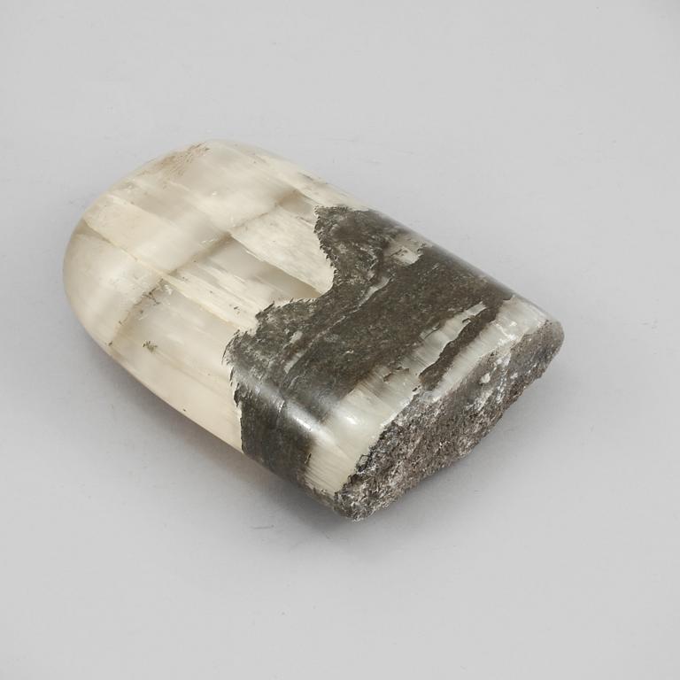 STEN, på träsockel.