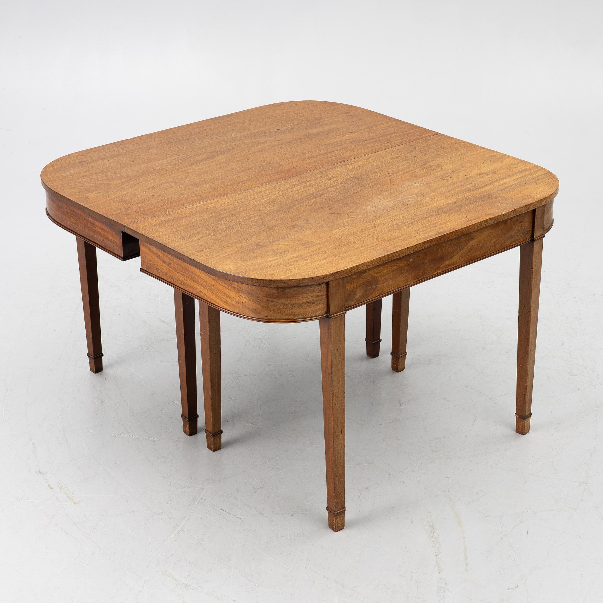 A dining table, England, 19th century.