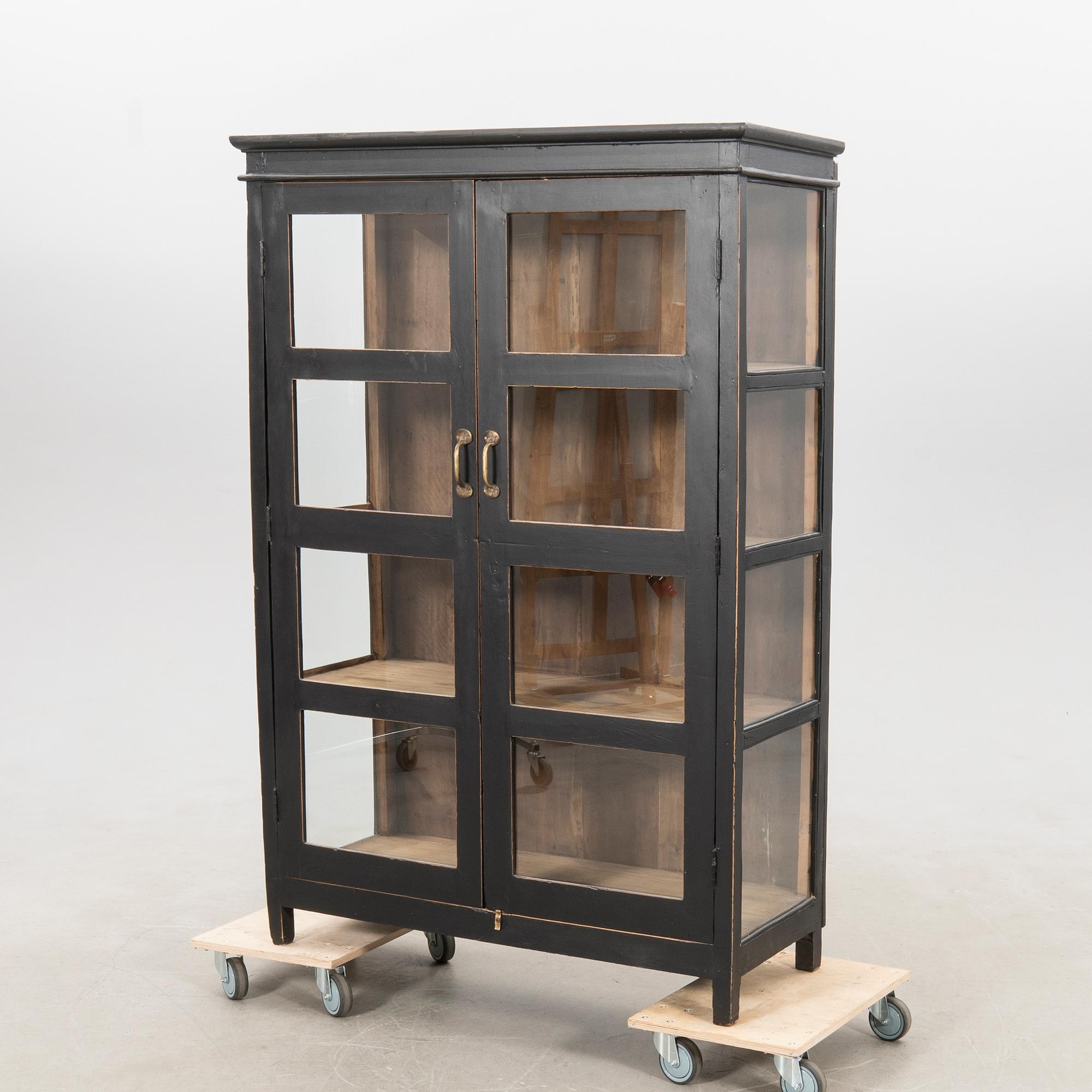 Vitrinskåp från Soulsofie 2022.