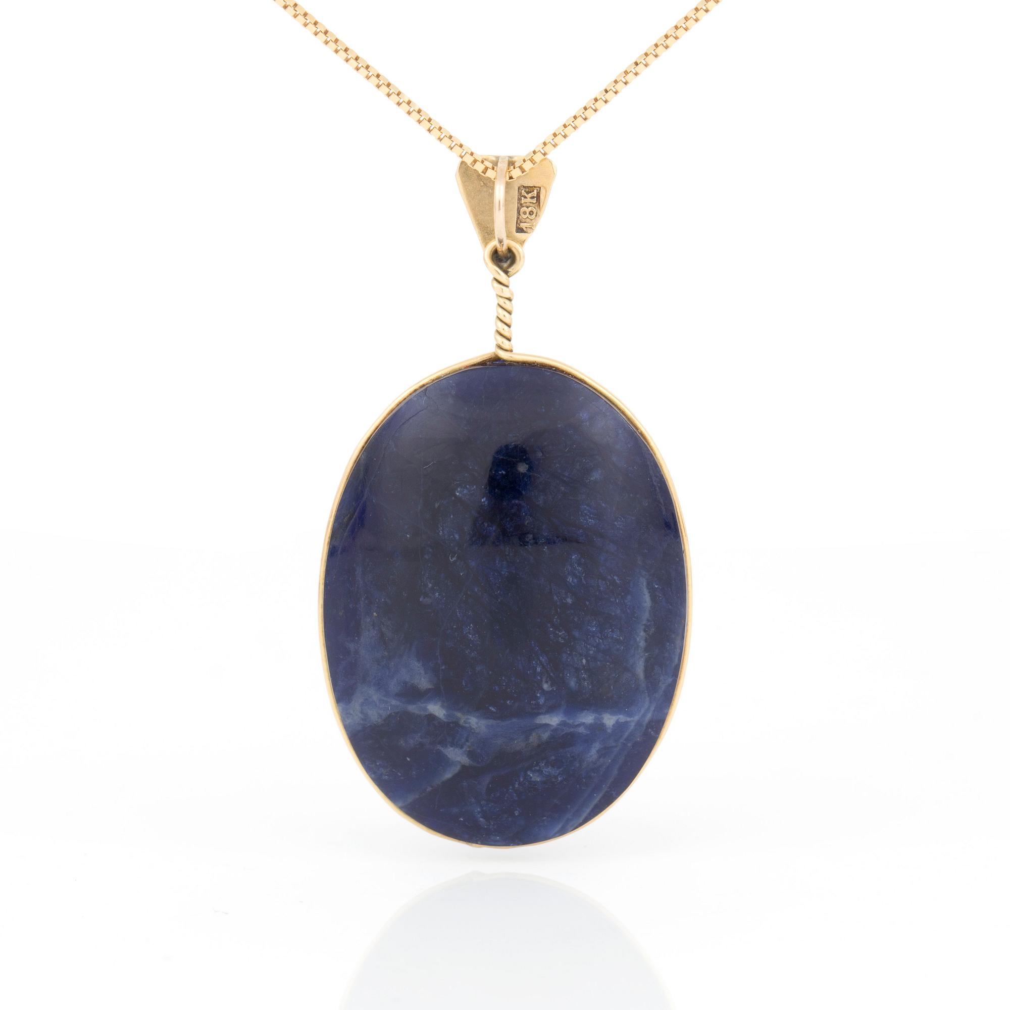 HÄNGE med KEDJA med cabochonslipad sodalit.